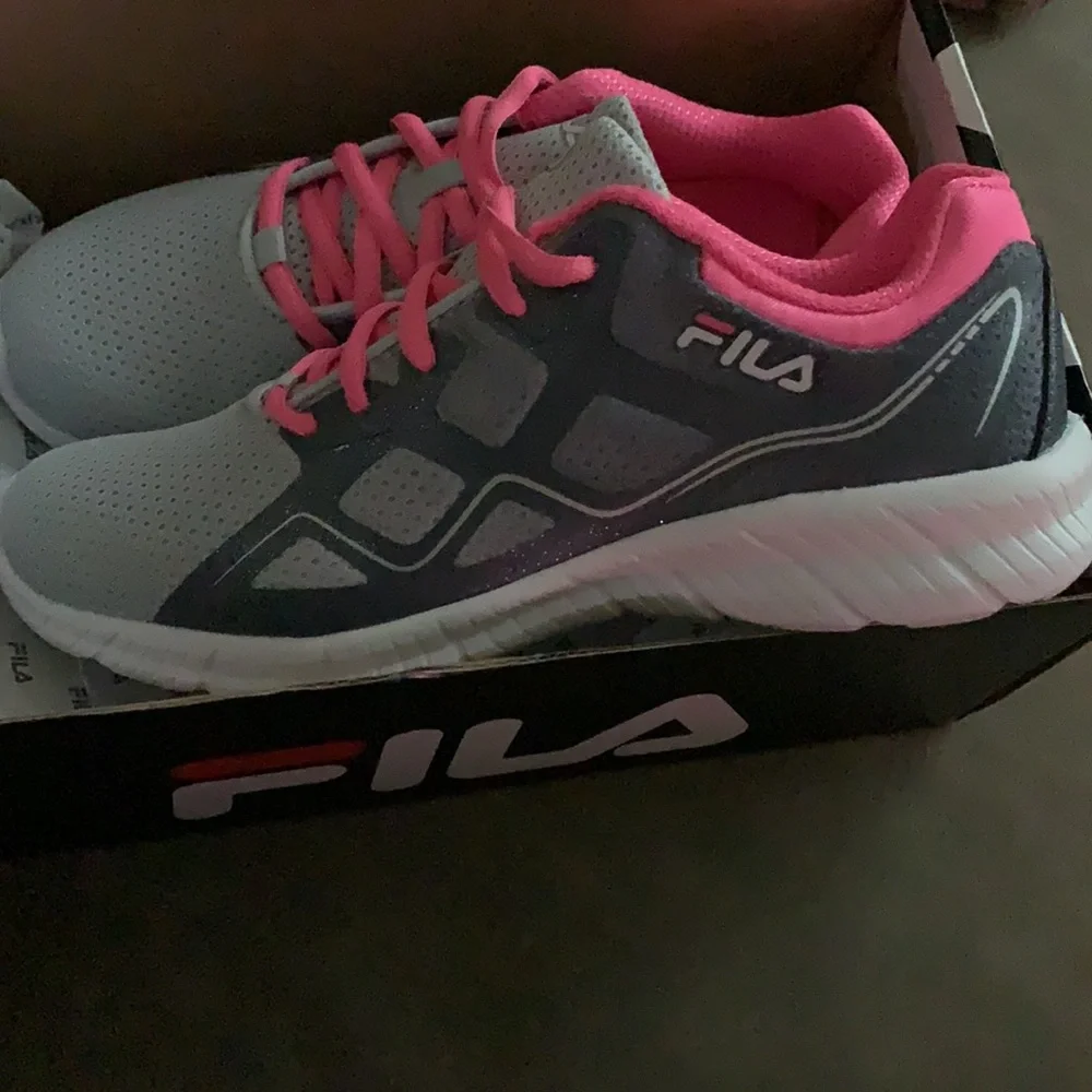Fila 🌟Host Pick🌟 NWT size 4 youth running-  pink/gray - Picture 2 of 6